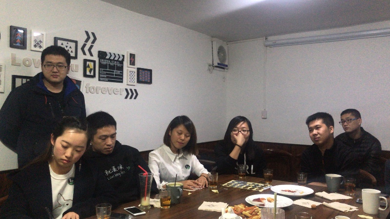 左一棣琦在给译作签名,北京沙龙是妹子最多的一处